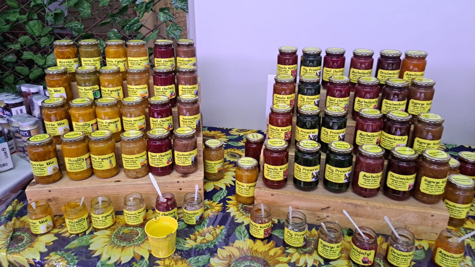 Hennie Fyver at his market stall — Oupa Jêm handmade preserves